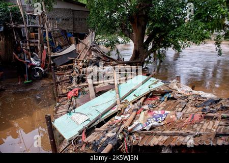 Jakarta, Indonesien. 10. Oktober 2022. Müll, der durch das Hochwasser transportiert wurde, das in den Folgejahren gesehen wurde. Durch das Überlaufen des Ciliwung River wurden 68 Gebiete in Jakarta von Überschwemmungen heimgesucht. Kredit: SOPA Images Limited/Alamy Live Nachrichten Stockfoto