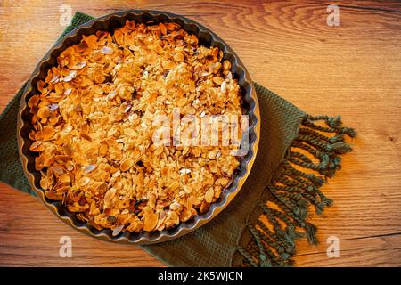 Herbstststglanzkuchen flach liegend mit Mandelscheiben Stockfoto