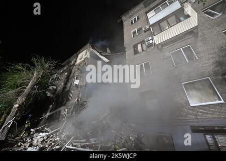 Nicht exklusiv: SAPORISCHSCHSCHJA, UKRAINE - 10. OKTOBER 2022 - Ein Wohngebäude, das infolge eines russischen Raketenanschlags zerstört wurde, Saporischschschja, sou Stockfoto