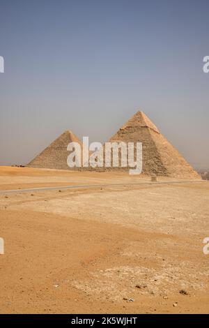 Die große Pyramide von gizeh und die Pyramide von khepre auf dem gizeh-Hochplateau am Westufer des nils ägypten Stockfoto