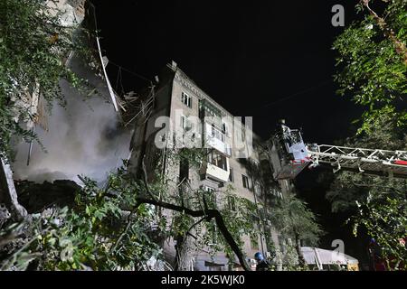 Nicht exklusiv: SAPORISCHSCHSCHJA, UKRAINE - 10. OKTOBER 2022 - Ein Wohngebäude, das infolge eines russischen Raketenanschlags zerstört wurde, Saporischschschja, sou Stockfoto