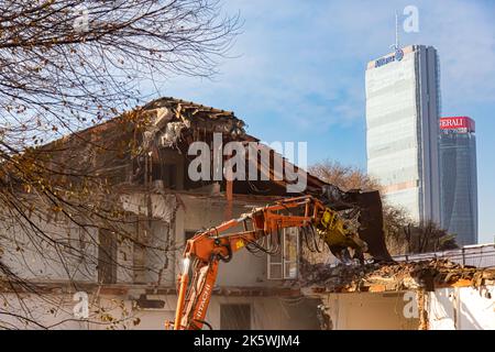 Mailand, Italien - 6. Dezember 2019: Abrissstelle mit im Hintergrund abstürzenden Fallschirmsprängern des Tre Torri Komplexes, im City Life District Stockfoto