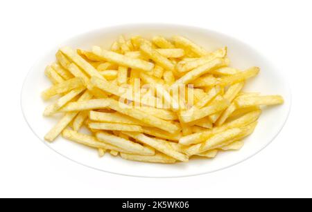 Gesalzene Kartoffelstäbchen in einer weißen Schüssel, von oben. Auch Shoestring Potatoes genannt, ein beliebter Snack und eine Variante von knusprigen Kartoffelchips. Stockfoto