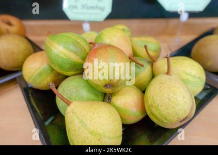 Birnenplatte (Pyrus) aus der Ukraine stammende Pysanka. Worcestershire England, Großbritannien, September 2022. Stockfoto