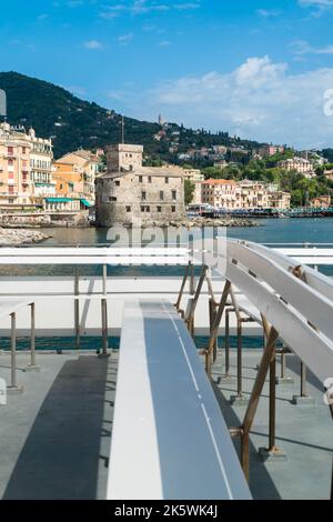 Castello sul Mare Castle on the Sea) im 16.. Jahrhundert erbaut, um Rapallo vor türkischen Eindringlingen zu verteidigen. Norditalien, Italien. September 2022 Stockfoto