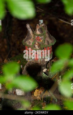 Feenhäuser in einem dunklen Wald. Stockfoto