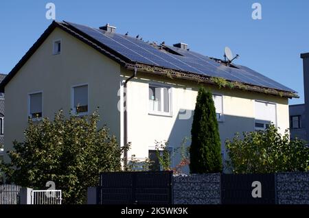 Alternative Energieversorgung: Hausdach komplett mit Photovoltaik-Elementen überdacht Stockfoto