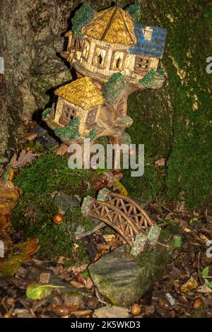 Feenhäuser in einem dunklen Wald. Stockfoto
