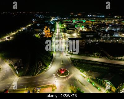 Eine Luftaufnahme der Straßen in der Stadt während der Nacht Stockfoto