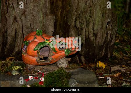Feenhäuser in einem dunklen Wald. Stockfoto