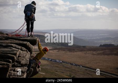 Klettern am Stanage Edge, Peak District, England. 8.. Oktober 2022. Stockfoto