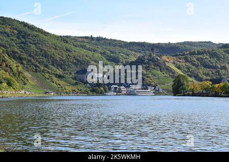Moseltal mit Beilstein und Burg Metternich Stockfoto