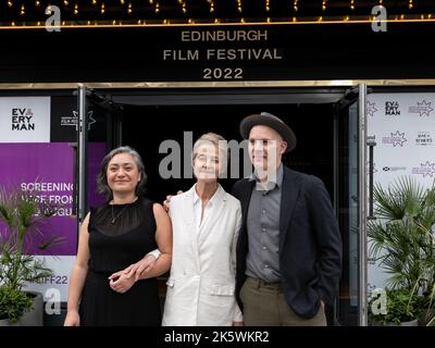 Produzent Desray Armstrong, Schauspielerin Charlotte Rampling & Regisseur Matthew Saville bei der Premiere von Juniper, Edinburgh International Film Festival 2022 Stockfoto