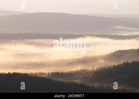 In einer Sommernacht im Urho Kekkonen-Nationalpark in Nordfinnland bewegt sich der Nebel zwischen den Fells Stockfoto