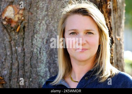 Cheltenham, Gloucestershire, Großbritannien – Montag, 10.. Oktober 2022 – Charlotte McDonald-Gibson Autorin beim Cheltenham Literature Festival, um über ihr neuestes Buch Far Out - Treffen mit Extremisten - Foto Steven May / Alamy Live News zu sprechen Stockfoto