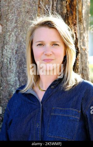 Cheltenham, Gloucestershire, Großbritannien – Montag, 10.. Oktober 2022 – Charlotte McDonald-Gibson Autorin beim Cheltenham Literature Festival, um über ihr neuestes Buch Far Out - Treffen mit Extremisten - Foto Steven May / Alamy Live News zu sprechen Stockfoto