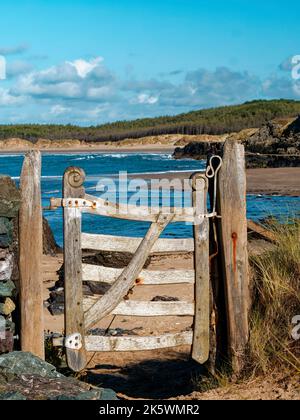 Hardwood Gate führt zum Strand auf Ynys Llanddwyn Island. Anglesey, North Wales, Vereinigtes Königreich, Stockfoto