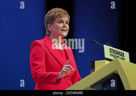 Erste Ministerin Nicola Sturgeon hält ihre Keynote-Rede während der SNP-Konferenz im Event Complex Aberdeen (TECA) in Aberdeen, Schottland. Bilddatum: Montag, 10. Oktober 2022. Stockfoto