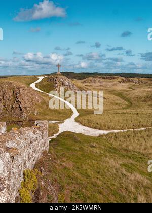 St Dwynwen's Cross, Fernblick, Llanddwyn Island, Anglesey, Nordwales, Vereinigtes Königreich Stockfoto