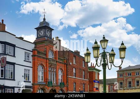 Market Place, Leek Town Centre, Staffordshire, England, UK - mit Red Lion Pub, Butter Market und Gaslampen Stockfoto