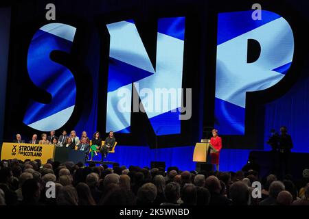 Erste Ministerin Nicola Sturgeon hält ihre Keynote-Rede während der SNP-Konferenz im Event Complex Aberdeen (TECA) in Aberdeen, Schottland. Bilddatum: Montag, 10. Oktober 2022. Stockfoto