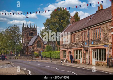 St Edward's Church und Antiquitätengeschäft in der Church Street, Leek Stadtzentrum, Staffordshire, England, Großbritannien Stockfoto