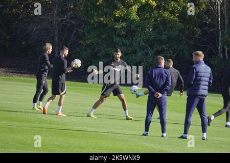 Cobham, Surrey, Großbritannien. 10. Oktober 2022. Chelsea Football Club-Spieler trainieren auf der Basis von clubsÕ Cobham für ihr Champions-League-Spiel gegen den AC Mailand morgen in Italien hier : im Zentrum Armando Broja Credit: Motofoto/Alamy Live News Stockfoto