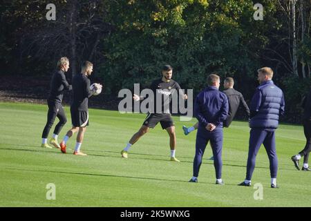 Cobham, Surrey, Großbritannien. 10. Oktober 2022. Chelsea Football Club-Spieler trainieren auf der Basis von clubsÕ Cobham für ihr Champions-League-Spiel gegen den AC Mailand morgen in Italien hier : im Zentrum Armando Broja Credit: Motofoto/Alamy Live News Stockfoto