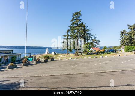 Der Leuchtturm in der Nähe des Wassers bei Brown's Point, Washington. Stockfoto