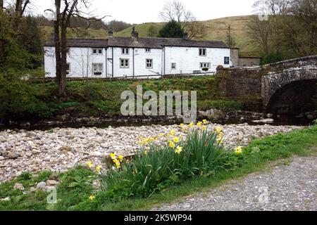 Das George Inn an der Stone Bridge über den River Wharf in Hubberholme in Langstrothdale, Yorkshire Dales National Park, Yorkshire, England, Großbritannien. Stockfoto