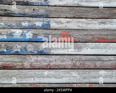 Verblasste amerikanische Flagge auf rustikalem verwittertem Holz gemalt Stockfoto