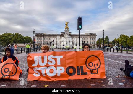 London, Großbritannien. 10. Oktober 2022. Aktivisten sitzen und blockieren während des Protestes die Mall in der Nähe des Buckingham Palace mit einem „Just Stop Oil“-Banner. Die Klimaschutzgruppe setzt ihre täglichen Proteste in Westminster fort und fordert, dass die britische Regierung keine neuen Öl- und Gaslizenzen mehr ausgibt. Kredit: SOPA Images Limited/Alamy Live Nachrichten Stockfoto