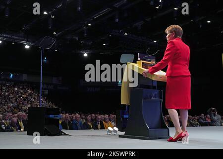 First Ministerin Nicola Sturgeon hält ihre Keynote-Rede während der SNP-Konferenz im Event Complex Aberdeen (TECA) in Aberdeen, Schottland. Bilddatum: Montag, 10. Oktober 2022. Stockfoto
