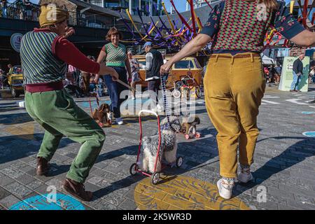 Spielzeughunde nehmen an der Disco-Unterhaltung im Freien im klassischen Carboot-Verkauf von Coal Drops Yard Teil. Stockfoto