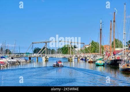 Blick auf den Stadthafen von Greifswald Wieck mit historischer hölzerner Bascule-Brücke über den Ryck, Mecklenburg-Vorpommern, Deutschland. Stockfoto