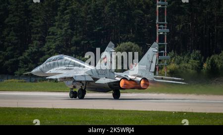 Start des sowjetischen Kämpfers Mikoyan-Gurevich MiG-29UBS Fulcrum, der slowakischen Luftwaffe, des Slowakischen Internationalen Luftfest SIAF 2021 Stockfoto