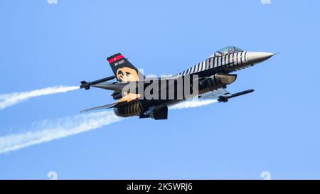 Militärflugzeug F-16 Solo Türk, Demo Team, Türkische Luftwaffe, das Slowakische Internationale Luftfest SIAF 2022, Airbase Malacky-Kuchyna, Slowakische Republik Stockfoto