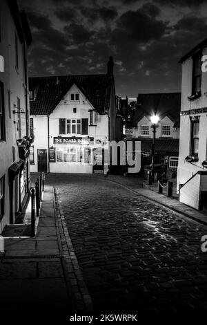 Whitby auf der Straße bei Nacht, Whitby, North Yorkshire Stockfoto