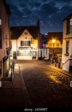 Whitby auf der Straße bei Nacht, Whitby, North Yorkshire Stockfoto