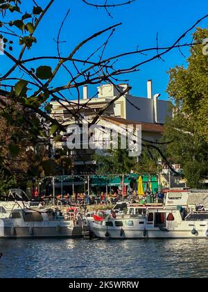 Joinville-le-Pont, Frankreich, Französische Immobilien Wohnhäuser in den Vororten von Paris, Boote am Hafen, mit französischer Restaurantterrasse entlang des Flusses Marne Stockfoto