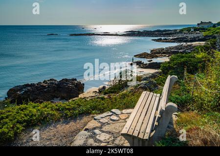 Bank, um die Aussicht auf dem Marginal Way Pfad entlang der Maine Küste in Ogunquit zu genießen Stockfoto