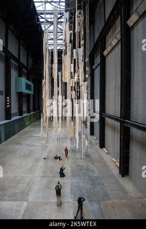London, Großbritannien. 10. Oktober 2022. Die Vorstellung der diesjährigen Hyundai-Kommission in der Turbinenhalle der Tate Modern von Cecilia Vicuña. Die Installation ‘Brain Forest Quipu’ besteht aus zwei 27 Meter hohen Quipu-Skulpturen und setzt die langjährige Arbeit des Künstlers mit der alten Andentradition des Quipu fort und wird vom 11. Oktober 2022 bis zum 16. April 2023 gezeigt. Kredit: Stephen Chung / Alamy Live Nachrichten Stockfoto