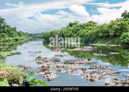 Der Ganges-Fluss Verschmutzungswehen steigen mit dem Abschluss von Durga Idol Immersion Stockfoto