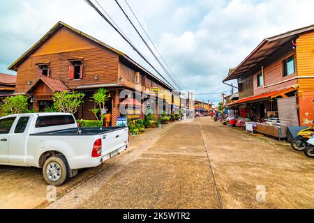Koh Lanta, Thailand - 10.11.2019: Stadtstraße der Ko Lanta Altstadt. Straße mit kleinen berühmten Geschäften, Restaurants und anderen Einzelhandelsgeschäften. Historisch Stockfoto
