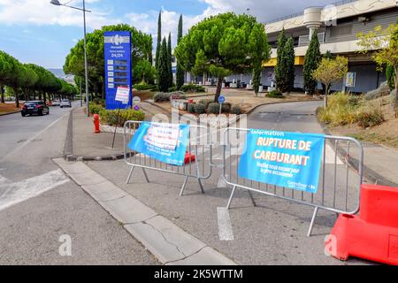 Marseille, Frankreich. 10. Oktober 2022. Die Tankstelle eines Hypermarktes in der Region Marseille wurde wegen fehlender Kraftstoffversorgung geschlossen. Die Mitarbeiter der französischen Raffinerien der Total-Gruppe streiken, um eine Gehaltserhöhung zu fordern. Der Streik führt zu einem Mangel an Treibstoff in Tankstellen. Kredit: SOPA Images Limited/Alamy Live Nachrichten Stockfoto