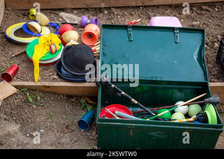 Eine Draufsicht auf eine Metallbox, gefüllt mit Spielzeug und Jonglierausrüstung Stockfoto