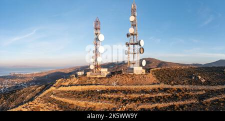 Zellenturm. Mobilfunkbasisstation, Antennenansicht des Mobiltelefons. 5G Funknetz Telecom Sender auf Hügel. Ländlicher Inselhintergrund Stockfoto