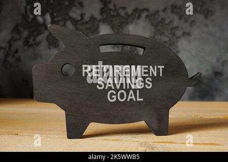 Sparschwein mit Zeichen Rentensparziele. Stockfoto