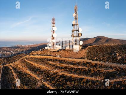 Zellenturm. Handyantenne, Mobilfunkbasisstation aus der Luft. 5G Funknetz Telecom Sender auf Hügel. Ländlicher Hintergrund Stockfoto