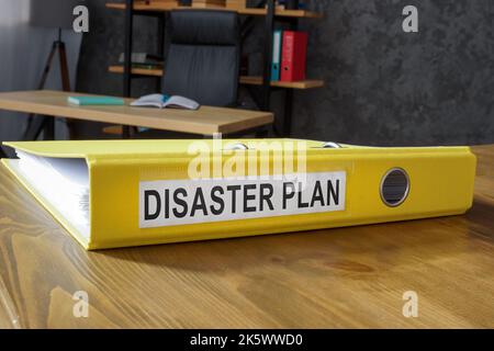 Gelber Ordner mit Notfallplan im Büro. Stockfoto
